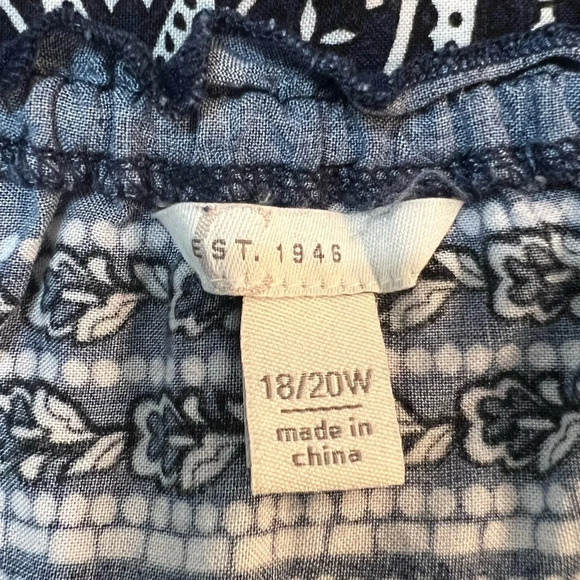 C Est 1946 Navy/White Bandanna Print Blouse w/Short Ruffled Sleeves. 18/20.‎ - Picture 2 of 6